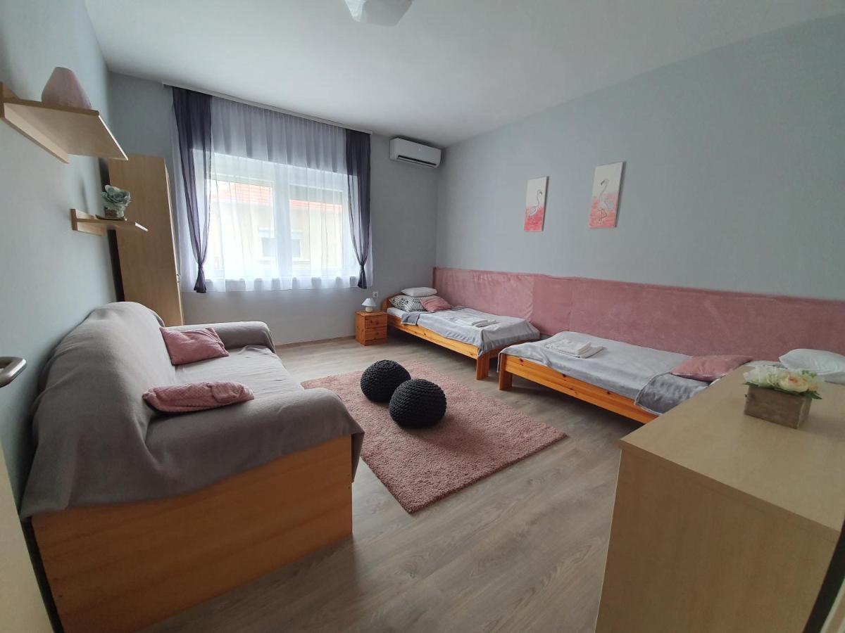 Flamingo Apartment Sarvar Ngoại thất bức ảnh